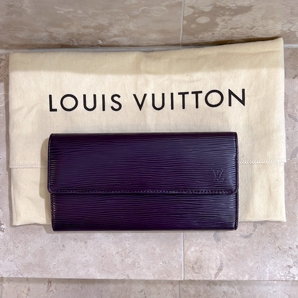 Louis Vuitton Handbags - ❗️SALE❗️Authentic Louis Vuitton Epi Leather Sarah Wallet